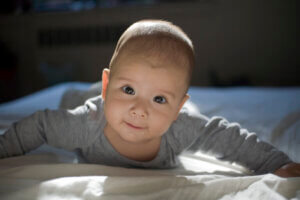 Quando colocar o bebê de bruços? Dicas para começar