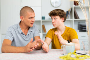 Como lidar com as críticas dos adolescentes