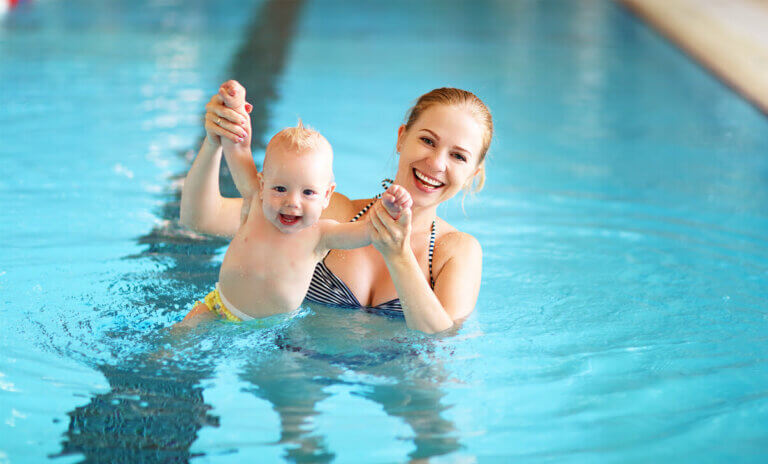 7 exercícios de natação para o seu bebê
