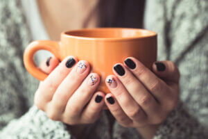 Manicure e pedicure durante a gravidez: o que você deve saber