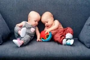 107 nomes populares de gêmeos para bebês