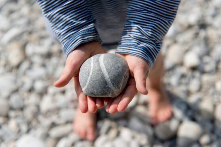 Seu filho trouxe pedras para você? Confira o significado.
