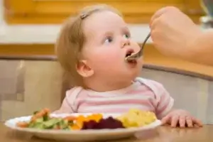 Quando iniciar rotinas de alimentação em bebês