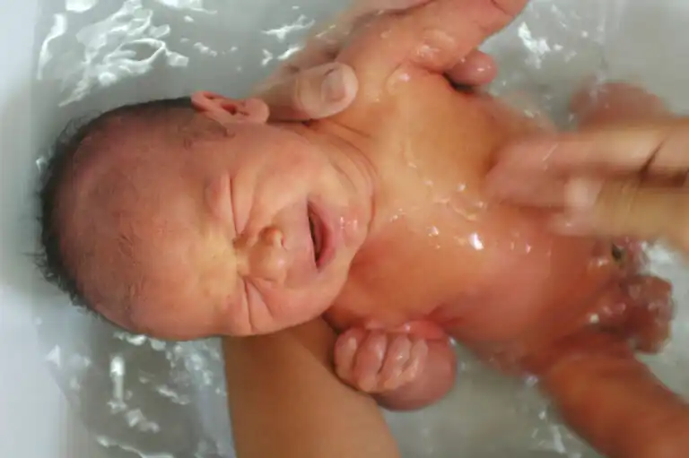 Por que não se deve dar banho no bebê ao nascer?
