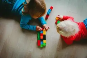 Como é a terapia LEGO para crianças com autismo