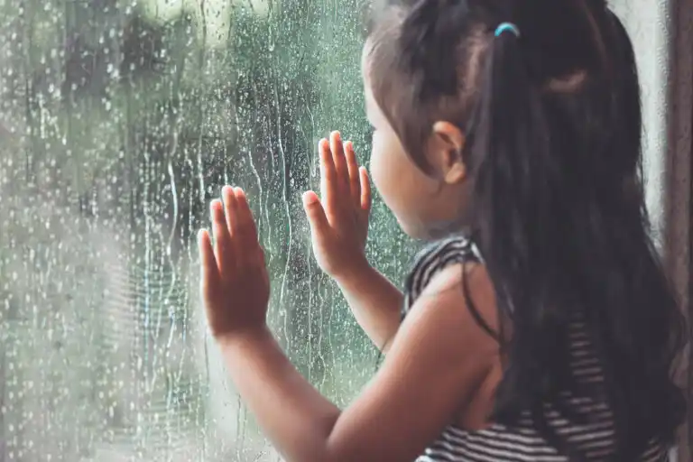 7 atividades para entreter as crianças em um domingo chuvoso
