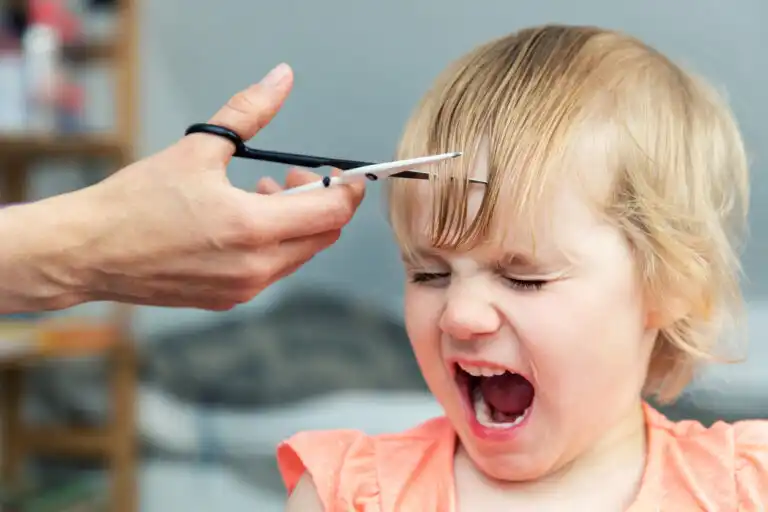 Como ajudar as crianças que têm medo de cortar o cabelo