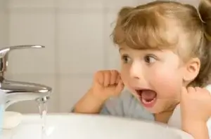Quando e como usar fio dental em crianças?