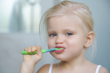 Escovar os dentes em crianças: quando e com que frequência