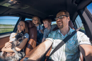 Como economizar combustível em viagens de carro com a família
