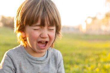 O que eu faço se meu filho cortar o freio labial?